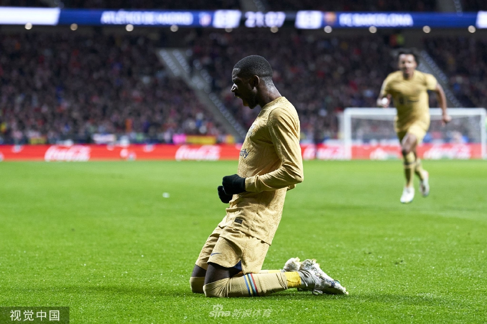 赛后哈维与教练组成员激情拥抱，他紧握双拳，目光如炬，这场胜利是对其执教理念和球队重建道路上的重要肯定。