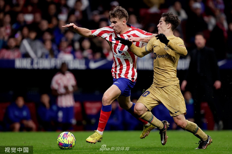 巴萨众将欢庆进球，登贝莱被队友们团团围住，人群中只能看到他高举的手臂和灿烂的笑容，团队胜利的喜悦在此刻喷薄而出。