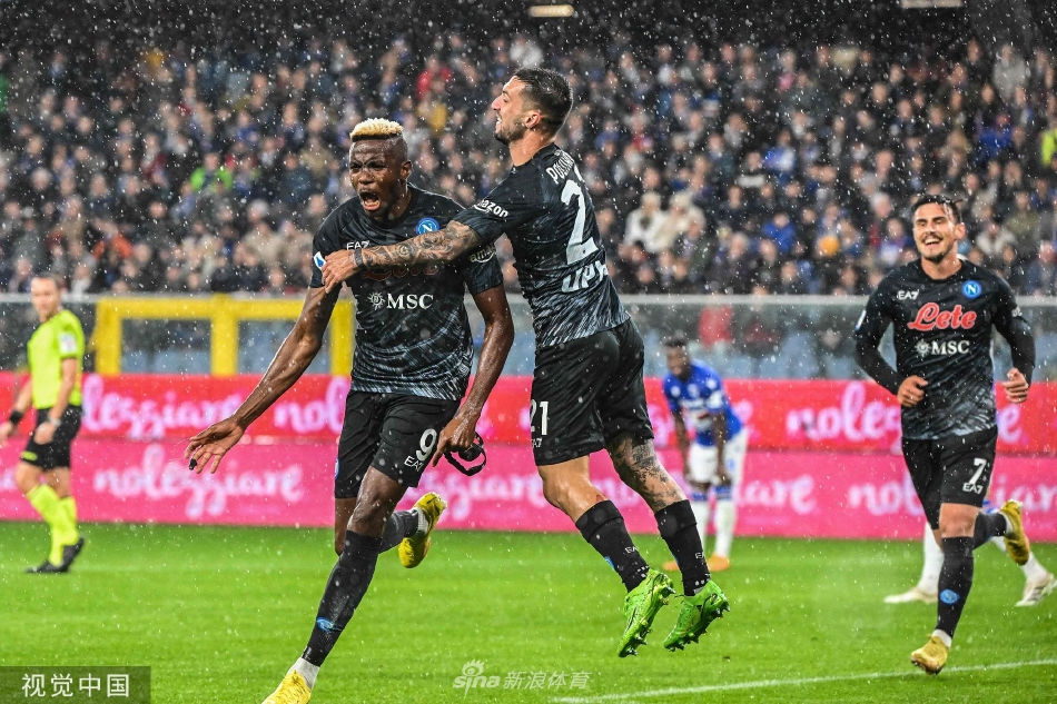 奥斯梅恩机敏地抢在防守球员之前，俯身冲顶将球送入桑普多利亚球门