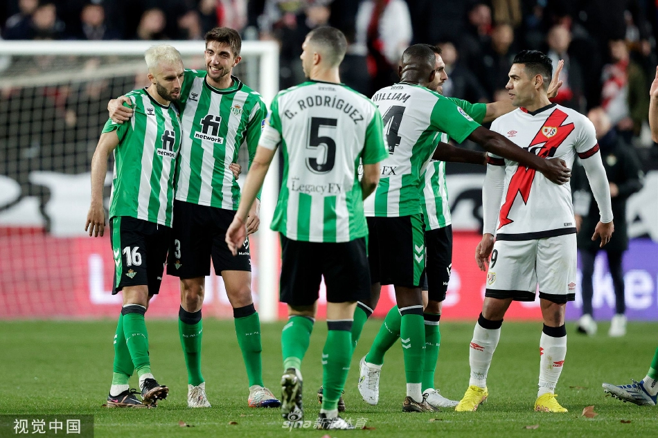 终场哨响，巴列卡诺球员神情落寞，而背景中贝蒂斯球员正在兴奋地拥抱庆祝