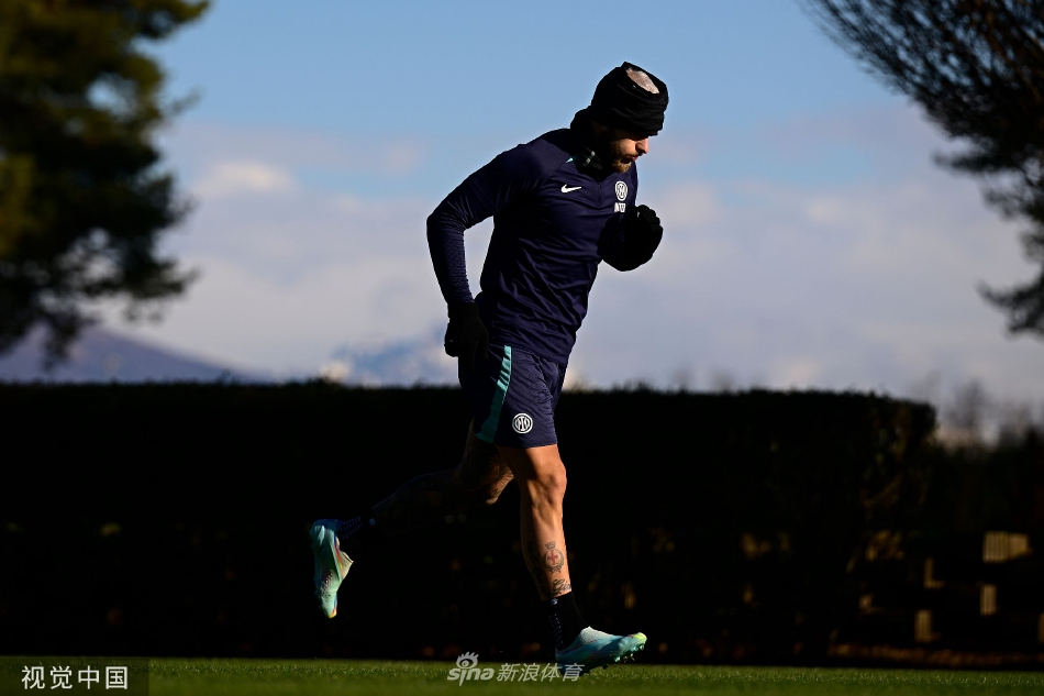 什克里尼亚尔高高跃起争顶头球，展现出钢铁后卫的制空能力与霸气。