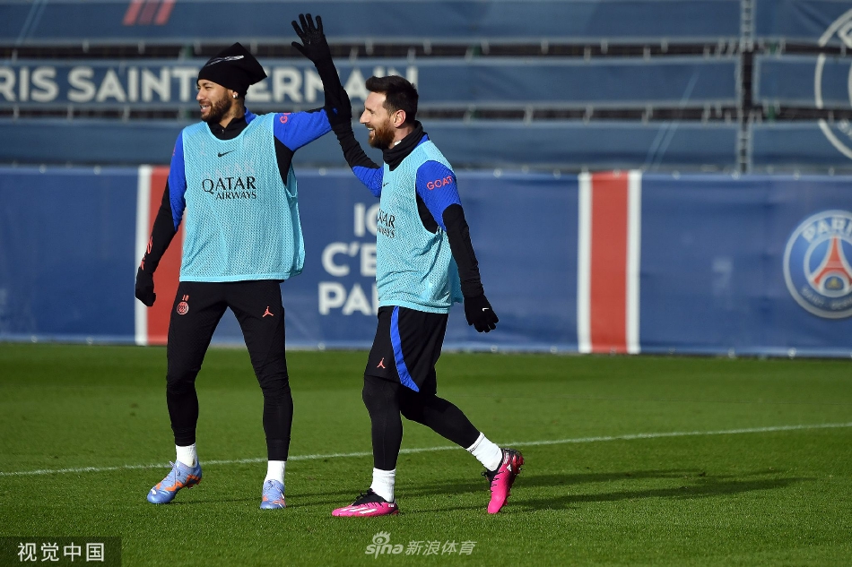 梅西与内马尔在训练中并肩慢跑，两人面带轻松微笑，仿佛有说不完的话。