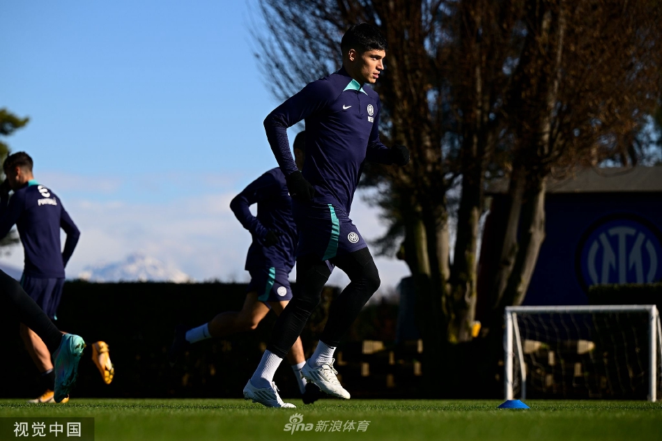 训练结束后球员们进行放松拉伸，在夕阳的余晖下身影被拉得很长。