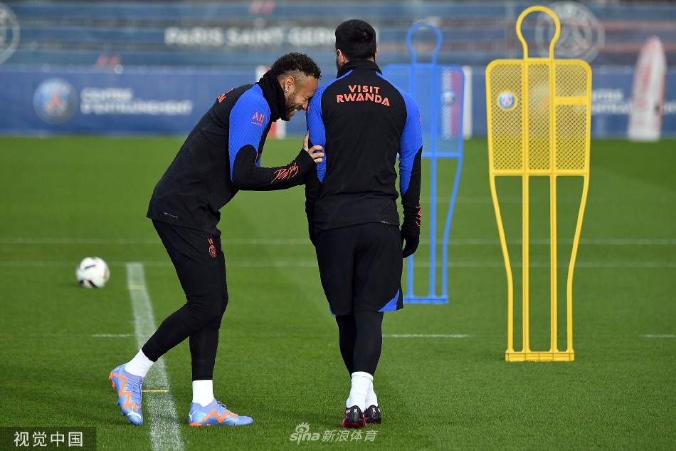 梅西手持足球，神情专注地望向场边，仿佛在思考接下来的训练安排。