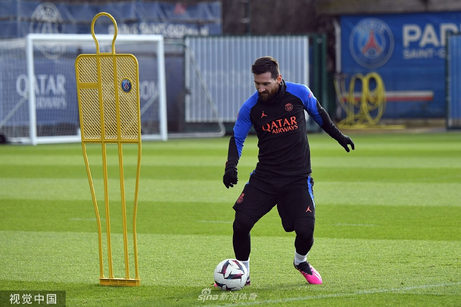 训练课结束后，梅西面带满足的微笑走向场边，结束了一天的辛勤练习。