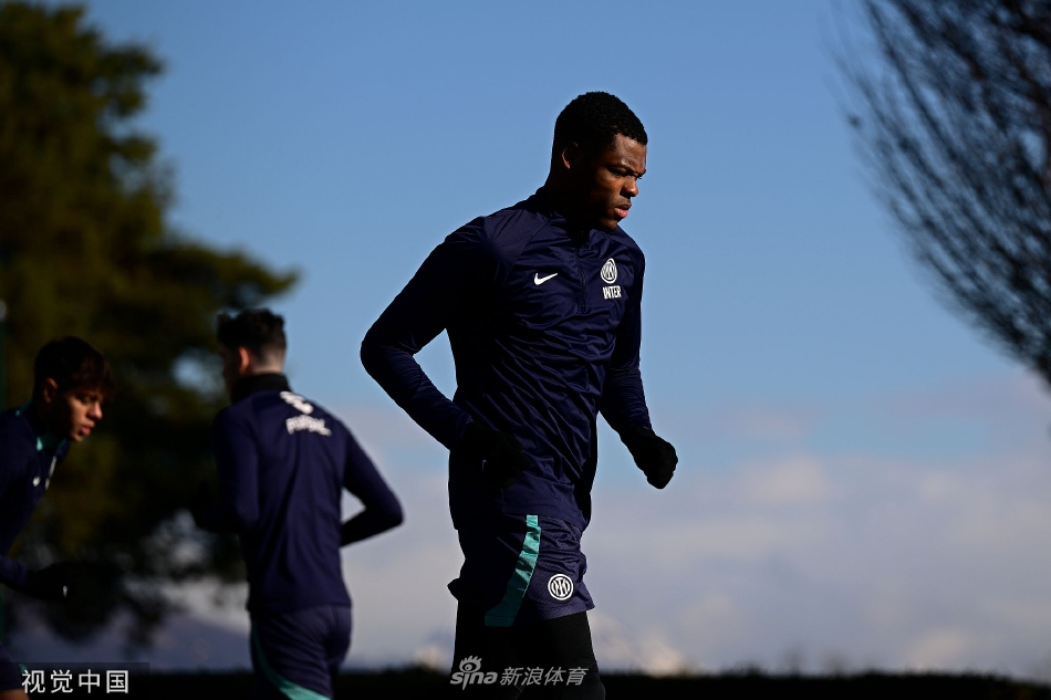 邓弗里斯在训练中高速带球突破，身形矫健如猎豹，带起一阵草屑飞扬。