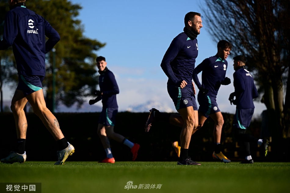 卢卡库在对抗中倚住后卫转身抽射，皮球如出膛炮弹般直窜网窝。