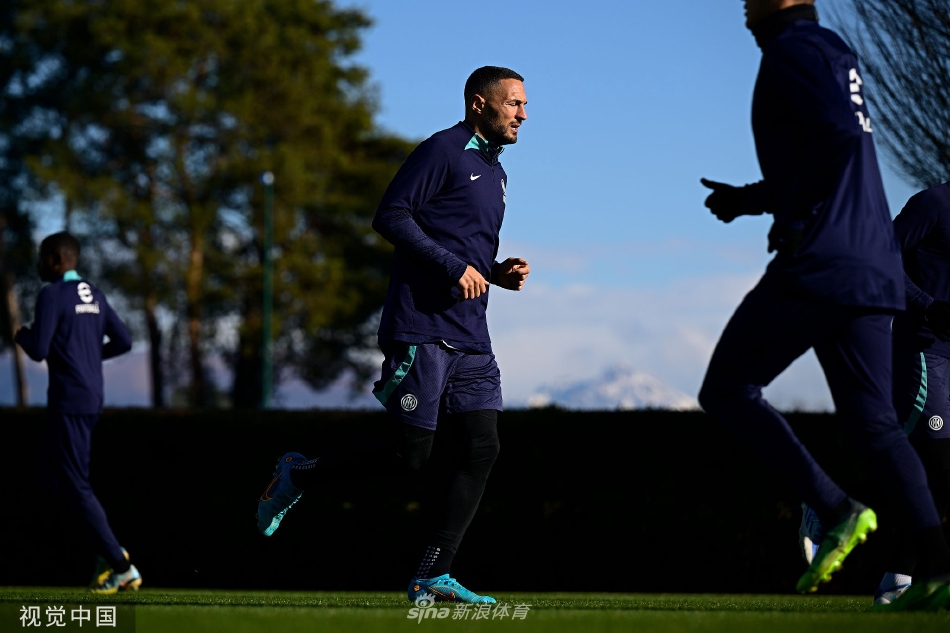 巴雷拉与恰尔汗奥卢在训练间隙轻松说笑，展现了更衣室内的良好氛围。