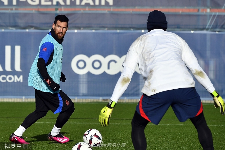 梅西在训练中起脚传球，动作舒展流畅，球王风采依旧。
