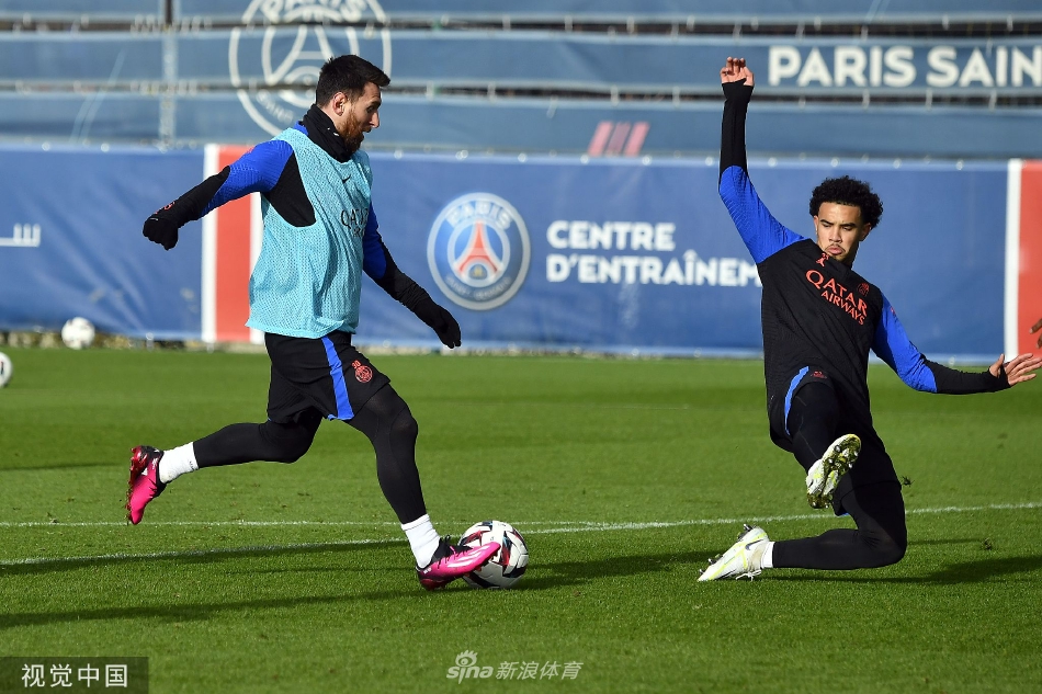 内马尔专注地进行带球训练，表情认真而坚定，展现出世界级前锋的职业态度。