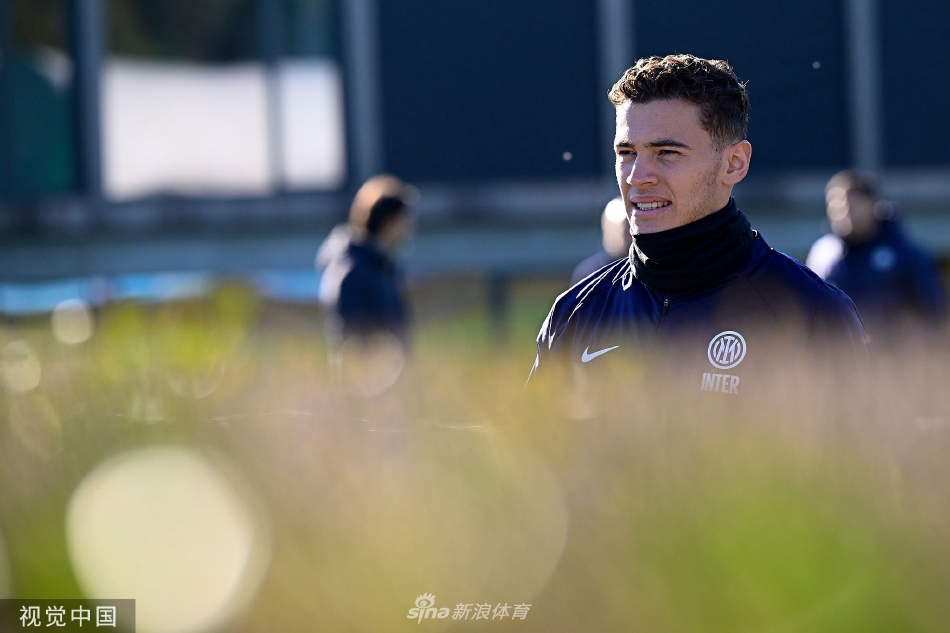 全队围成一圈进行战术聆听，主教练因扎吉在中心手持战术板激情讲解。