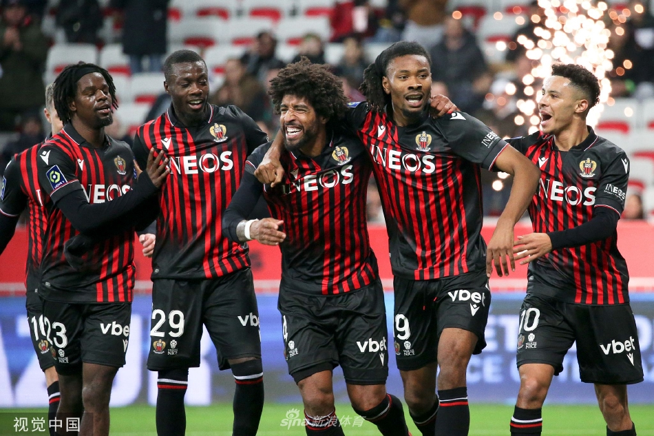 蒙彼利埃队长萨瓦尼耶轰入无解任意球世界波后，客队球员在失望中稍感安慰的瞬间