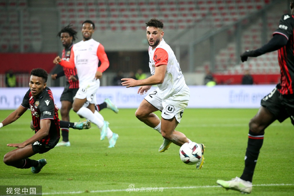 尼斯主帅在场边激情指挥，他麾下的攻击群完美执行了战术，缔造了这场经典胜利