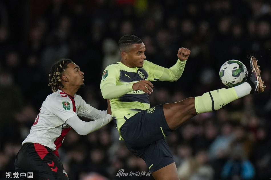 南安普敦门将巴祖努做出了一次精彩的两连扑，力保球门不失，他倒地后紧抱足球，眼神坚毅。