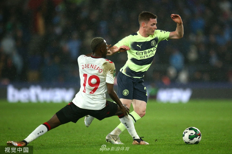 比赛结束后，南安普敦全队手拉手走向主场球迷看台，一同鼓掌致谢，场面温馨而感人。