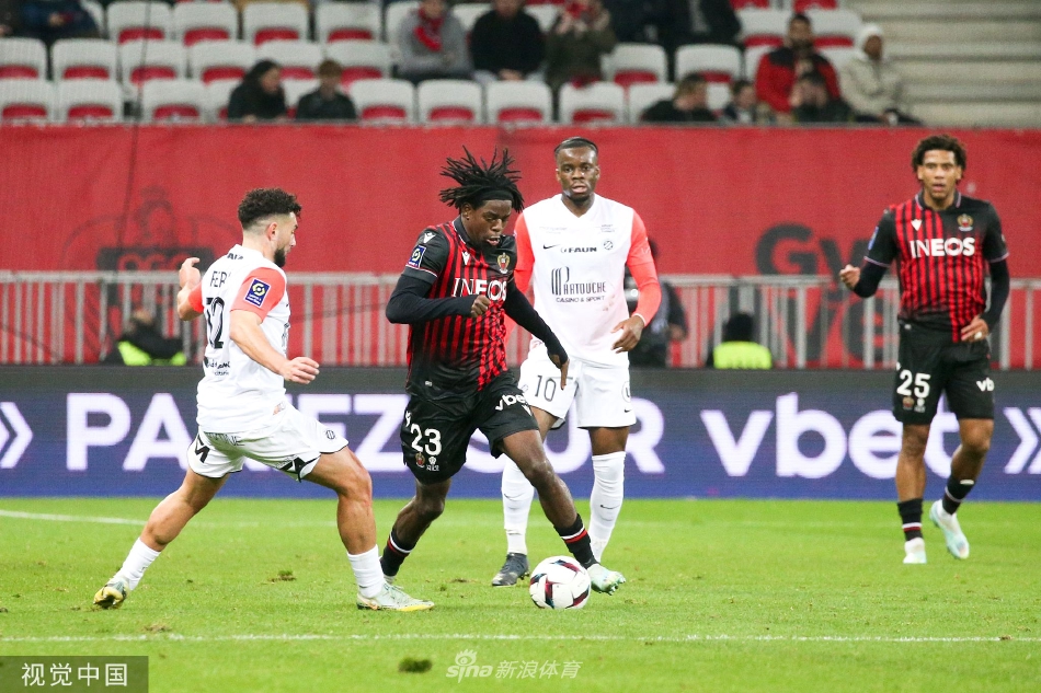 比赛结束后，尼斯全队携手走向主场球迷看台，共同感谢球迷的支持与呐喊