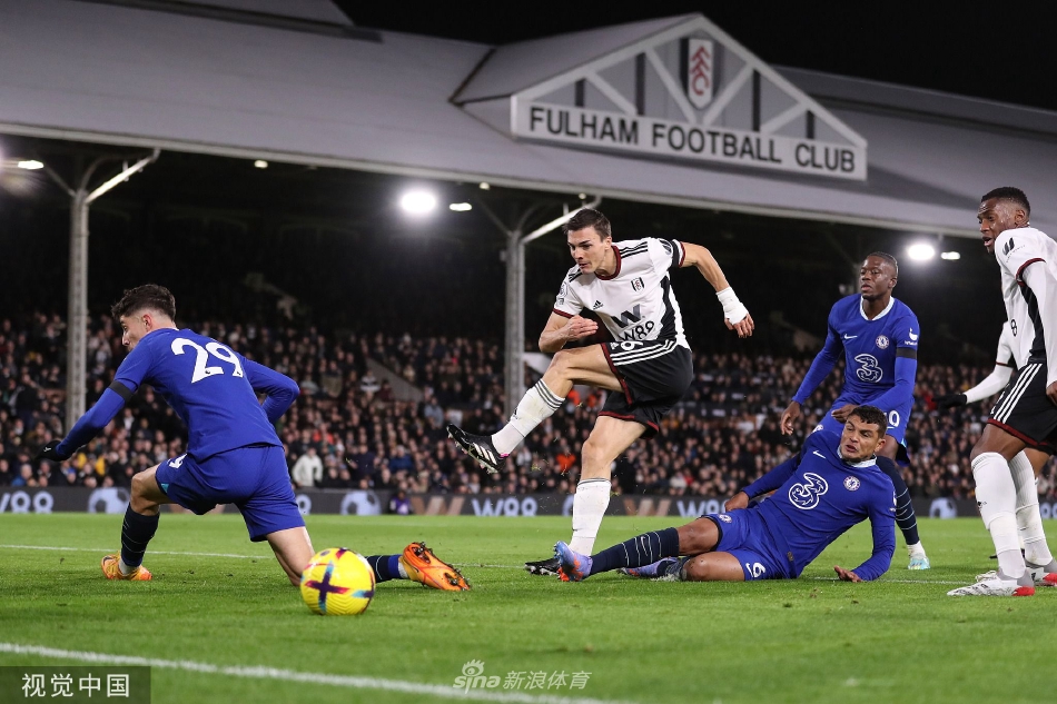 富勒姆球员在终场哨响后紧紧拥抱庆祝胜利，背景里是垂头丧气缓缓离场的切尔西球星