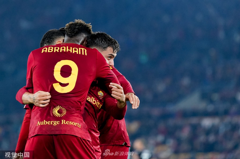 罗马球员在中场与佛罗伦萨球员激烈拼抢，寸土不让