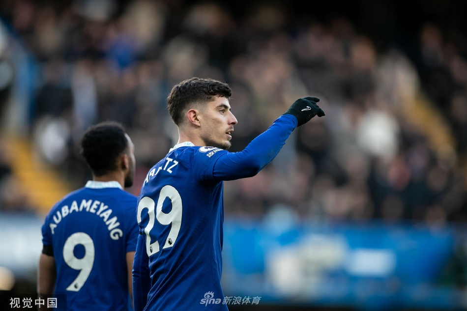 齐耶赫在左路突破后送出精准传中，皮球划过一道弧线飞向禁区