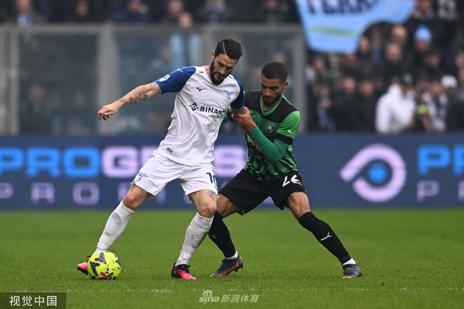 萨索洛球员贝拉尔迪带球突破，试图撕开拉齐奥的防线，眼神中充满对进球的渴望。