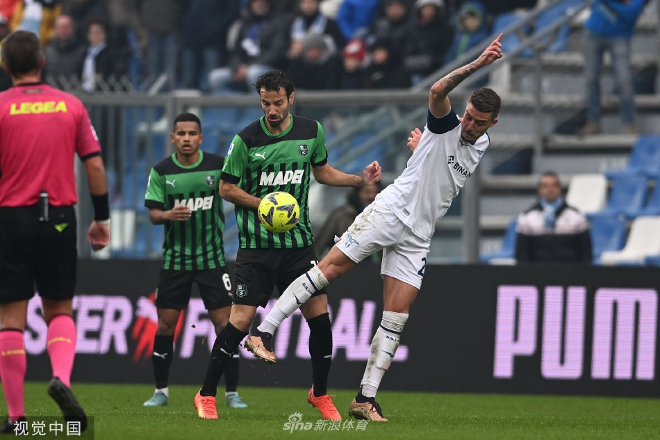 比赛结束后，拉齐奥众将相互拥抱庆祝这场关键的客场胜利，喜悦之情溢于言表。