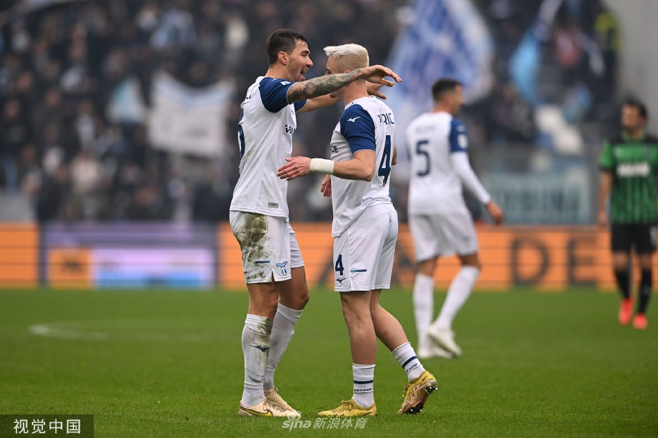 拉齐奥队长因莫比莱受伤倒地，表情痛苦，队医紧急入场进行治疗，比赛一度中断。