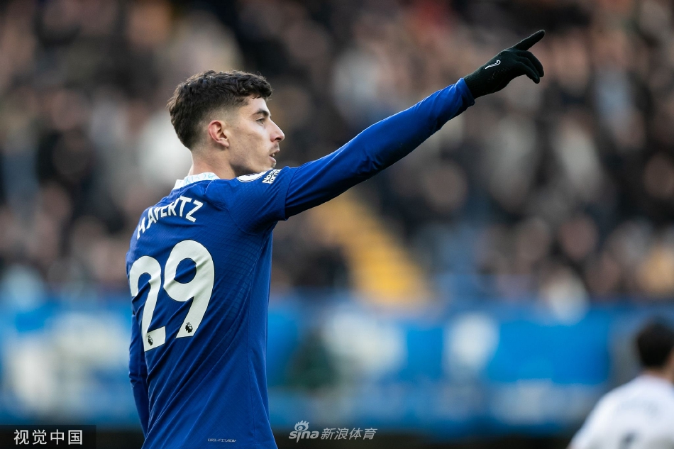 切尔西全队在中圈附近围拢在一起，相互鼓劲，展现团队精神