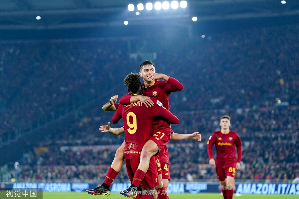 看台上热情的罗马球迷挥舞围巾，营造出令人震撼的主场氛围