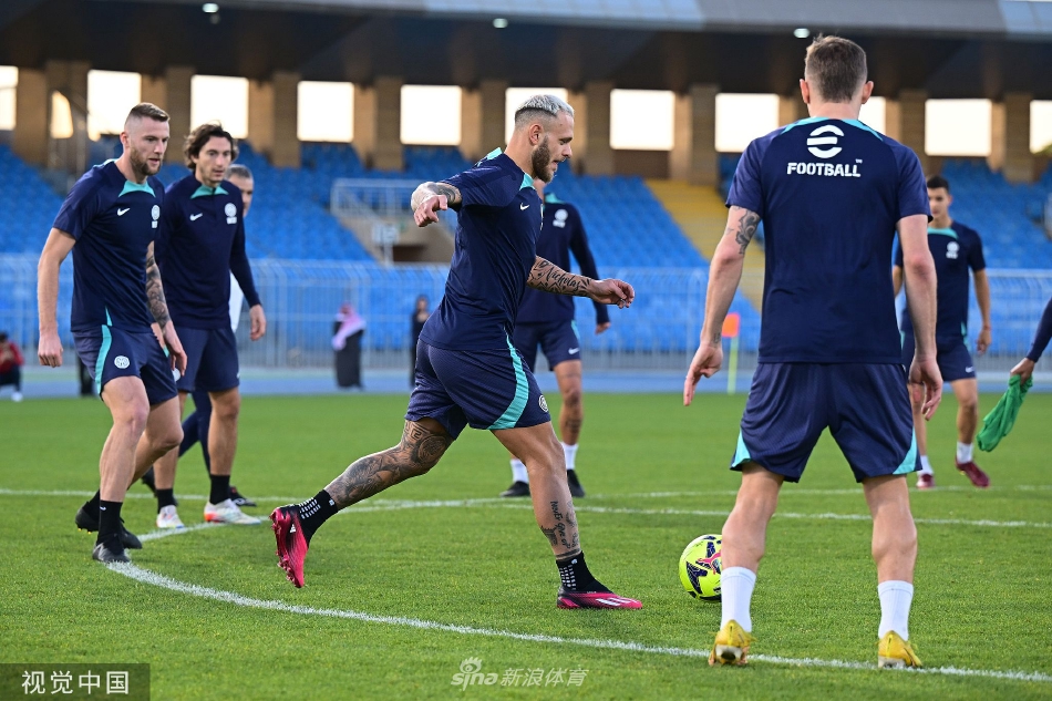 训练间隙，老将哲科与年轻队员轻松交流，脸上带着微笑，团队气氛融洽，展现了球队良好的内部关系。