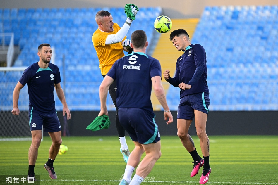 全队训练结束后，球员们肩并肩走向场边，蓝黑战袍在沙漠干燥的空气中格外醒目，展现了一支团结之师的昂扬姿态。