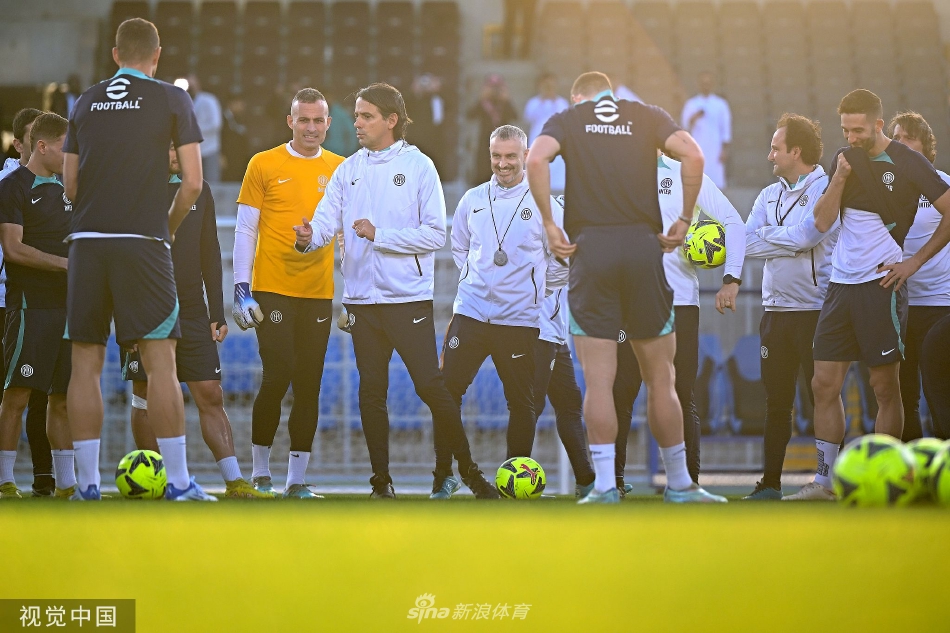 利雅得训练场上，国际米兰全队围成一圈进行赛前战术部署，主教练西蒙尼·因扎吉正在中央向球员们激昂地讲解战术要点。