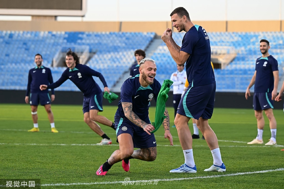 锋线王牌劳塔罗·马丁内斯在训练中专注地进行射门练习，眼神锐利，皮球划出精准弧线直挂网窝。