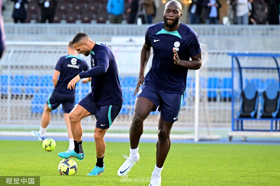 助理教练带领中场球员进行小组传接球压迫训练，皮球在狭窄区域内快速流转，考验着球员的技术与默契。