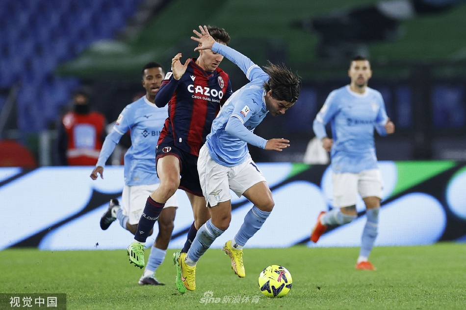 比赛结束后，拉齐奥球员向主场观众致谢，看台上扬起一片蓝色的围巾墙