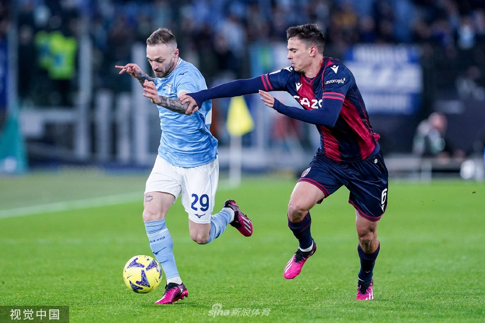 博洛尼亚球员在拉齐奥严密防守下艰难控球，试图寻找进攻突破口