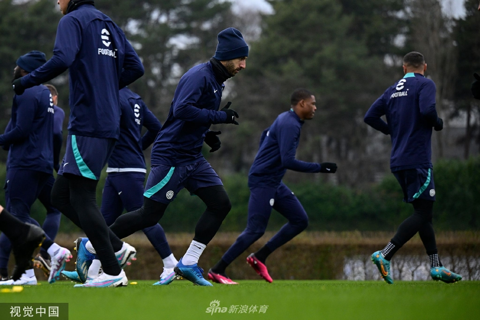 全队围拢在一起进行训练前动员，手臂搭在彼此肩上，展现出强大的团队凝聚力与战斗精神