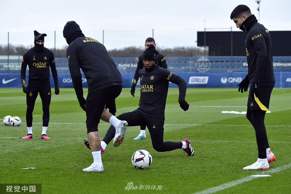 训练结束后，梅西与内马尔并肩离场，两人边走边聊，背影在夕阳下显得格外和谐，象征着稳固的伙伴关系。