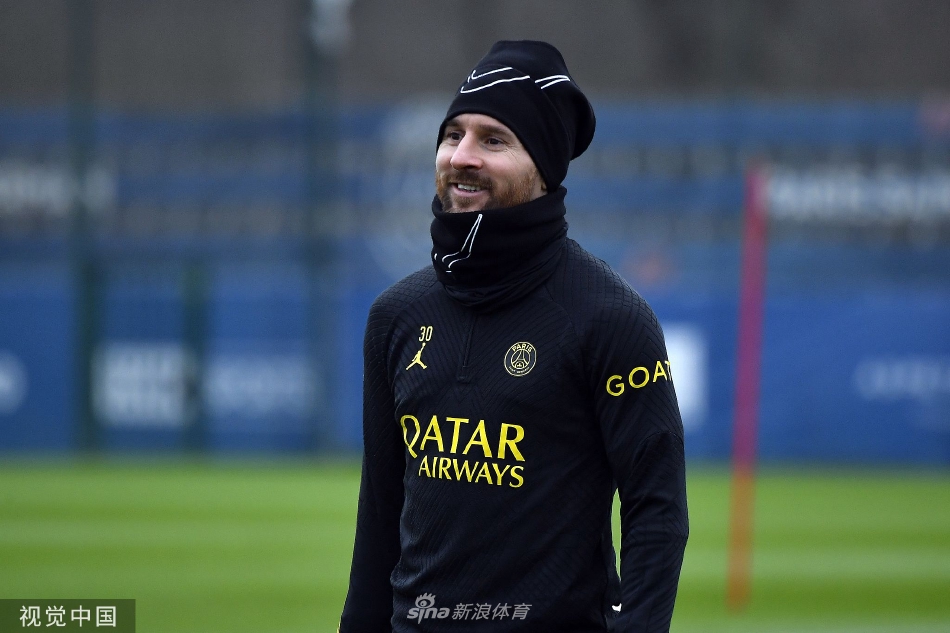 梅西进行个人有球训练，他神情专注地控球，正在为重返赛场寻找最佳的比赛节奏。