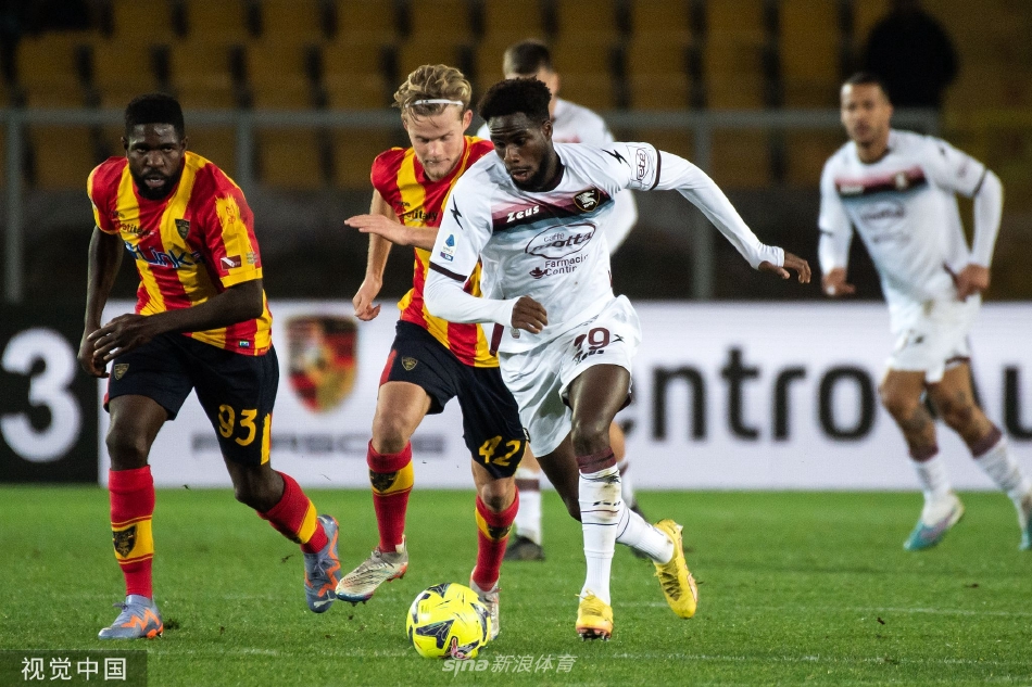 全场比赛结束，萨勒尼塔纳全队手搭肩膀围成一圈，在客场球迷看台下激情庆祝这场来之不易的逆转胜利。