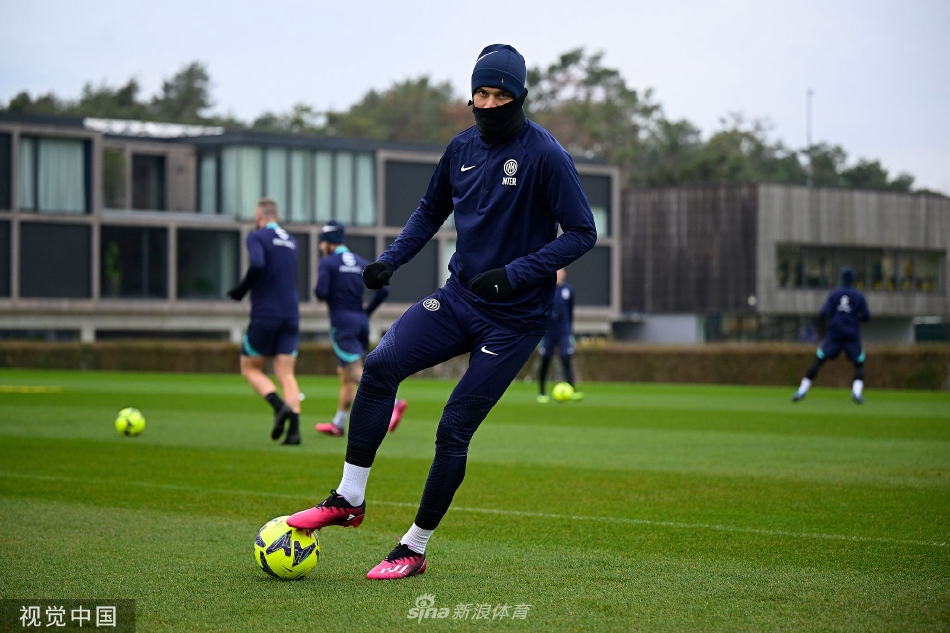 守门员飞身侧扑，奋力封堵角度刁钻的射门，展现出门前守护神的敏捷与决断