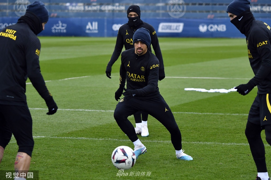 球队分组对抗训练激战正酣，梅西带球推进吸引多名防守队员，展现出核心球员的场上影响力。