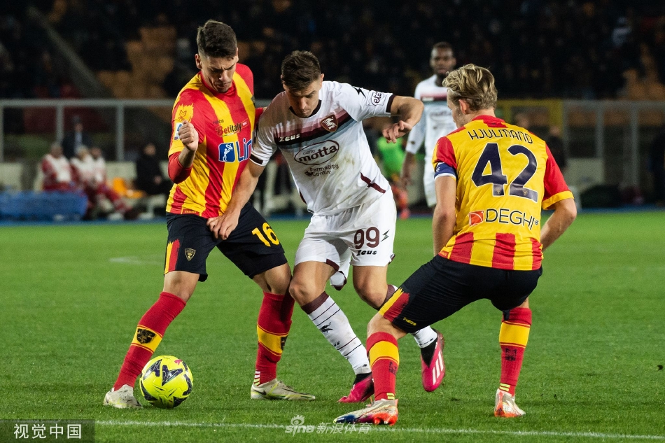 莱切前锋加布里埃尔·斯特雷费扎在扳回一球后握拳怒吼，释放压力，身后是激动涌来的队友。