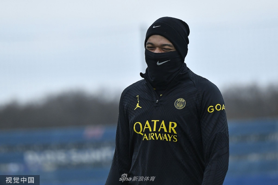 梅西与内马尔在训练间隙专注交流，梅西手指场地方向，似乎正在讨论某个战术细节，两人的神情认真而投入。