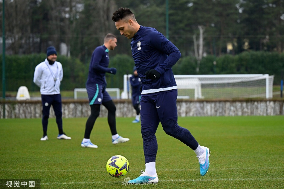 夕阳余晖下球员进行放松恢复训练，宁静的科莫湖背景衬托出大战前的短暂平和与蓄力时刻