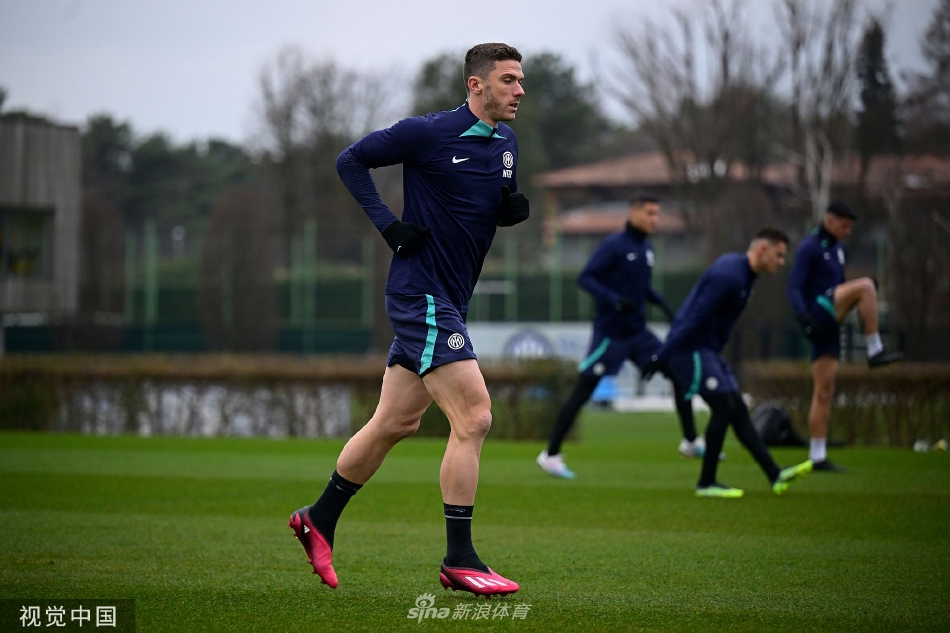 劳塔罗·马丁内斯与队友进行高强度对抗训练，肌肉紧绷彰显顶级运动员的力量与竞技状态