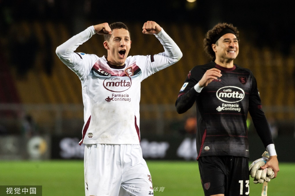 莱切队球员在比赛终场哨响后神情落寞地弯腰喘息，而远处萨勒尼塔纳球员则聚在一起庆祝胜利。