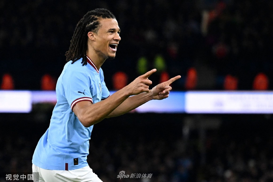 进球瞬间，阿克弯弓搭箭，左脚完成精准推射，皮球如手术刀般穿过人群滚向球门死角，他身后的阿森纳后卫只能目送皮球入网。