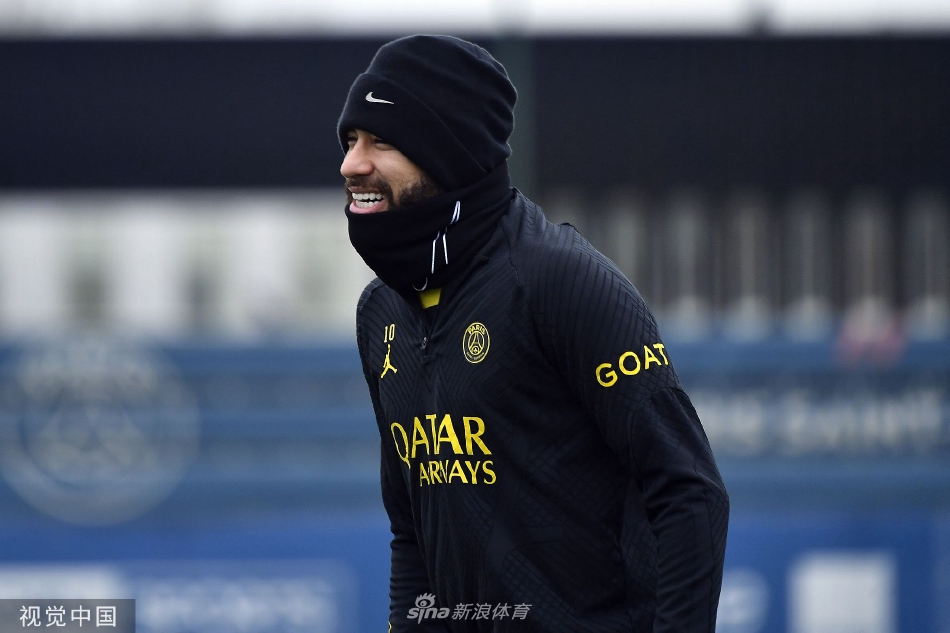 内马尔在完成一次技巧性训练后开怀大笑，梅西在一旁注视，训练场上洋溢着轻松愉快的氛围。