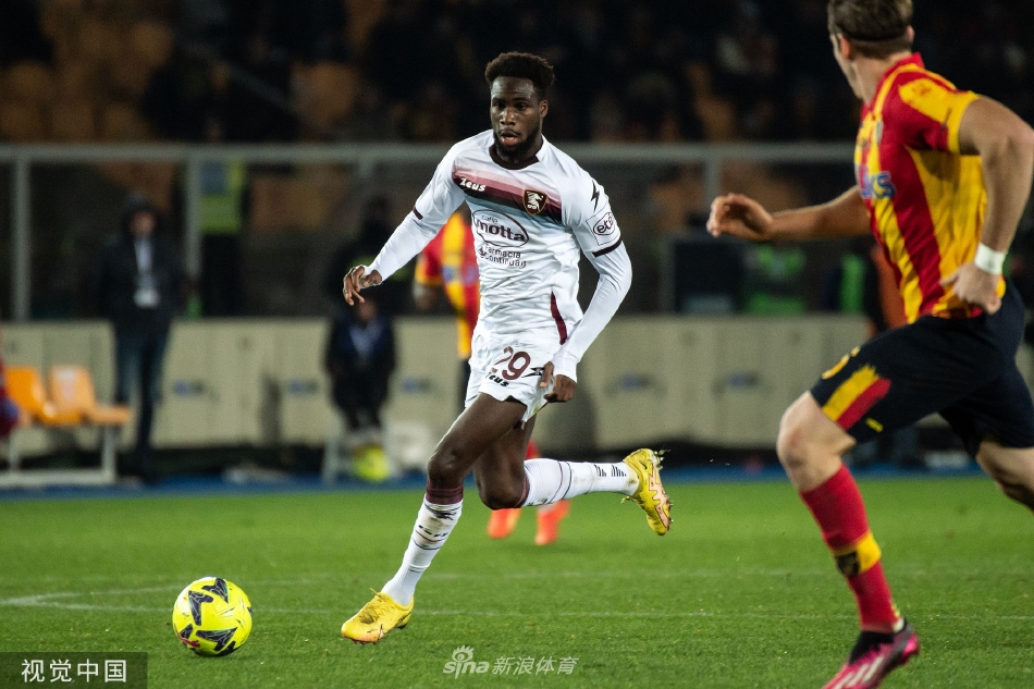 萨勒尼塔纳球员与莱切球员在边线附近激烈拼抢，双方身体对抗胶着，皮球即将脱离控制。