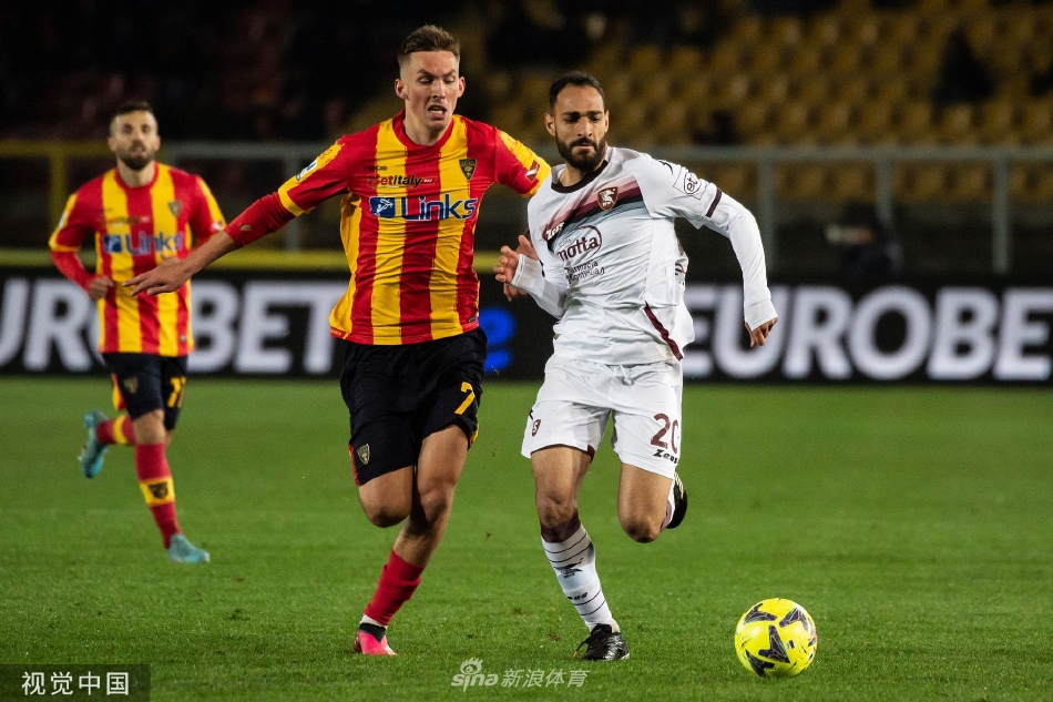 萨勒尼塔纳门将吉列尔莫·奥乔亚飞身侧扑，单掌将莱切队势在必得的射门挡出底线，表情专注而坚定。